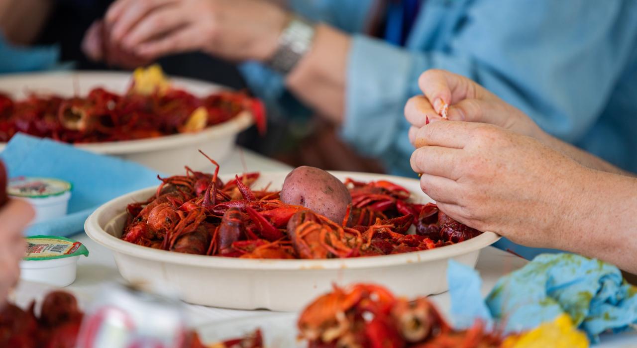Diners enjoy a crawfish boil, a popular local culinary tradition Diners enjoy a crawfish boil, a popular local culinary tradition