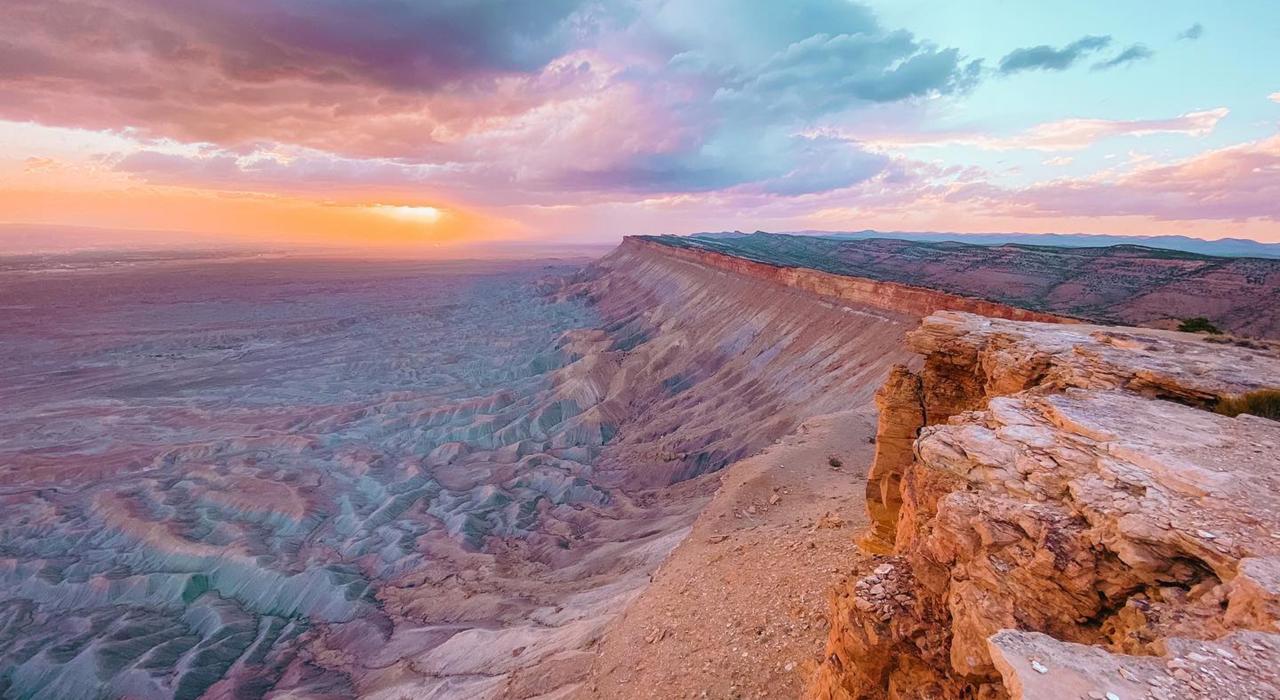 The sun sets over the Book Cliffs