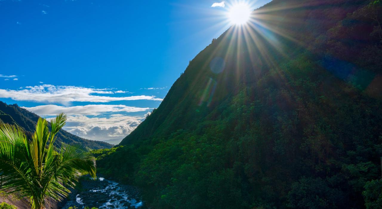 Sunrise in ʻĪao Valley State Monument