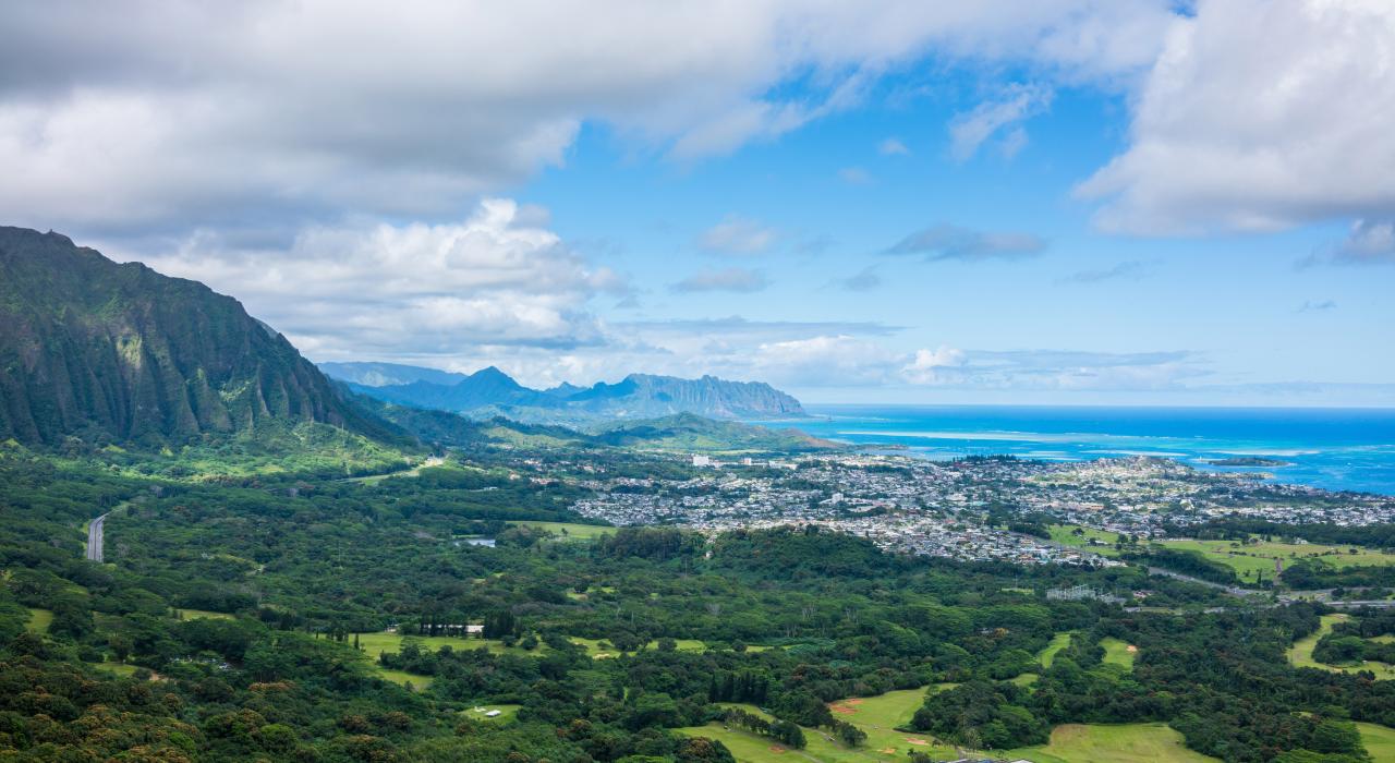 Panoramic views of the Windward Coast from the Nuʻuanu Pali Lookout