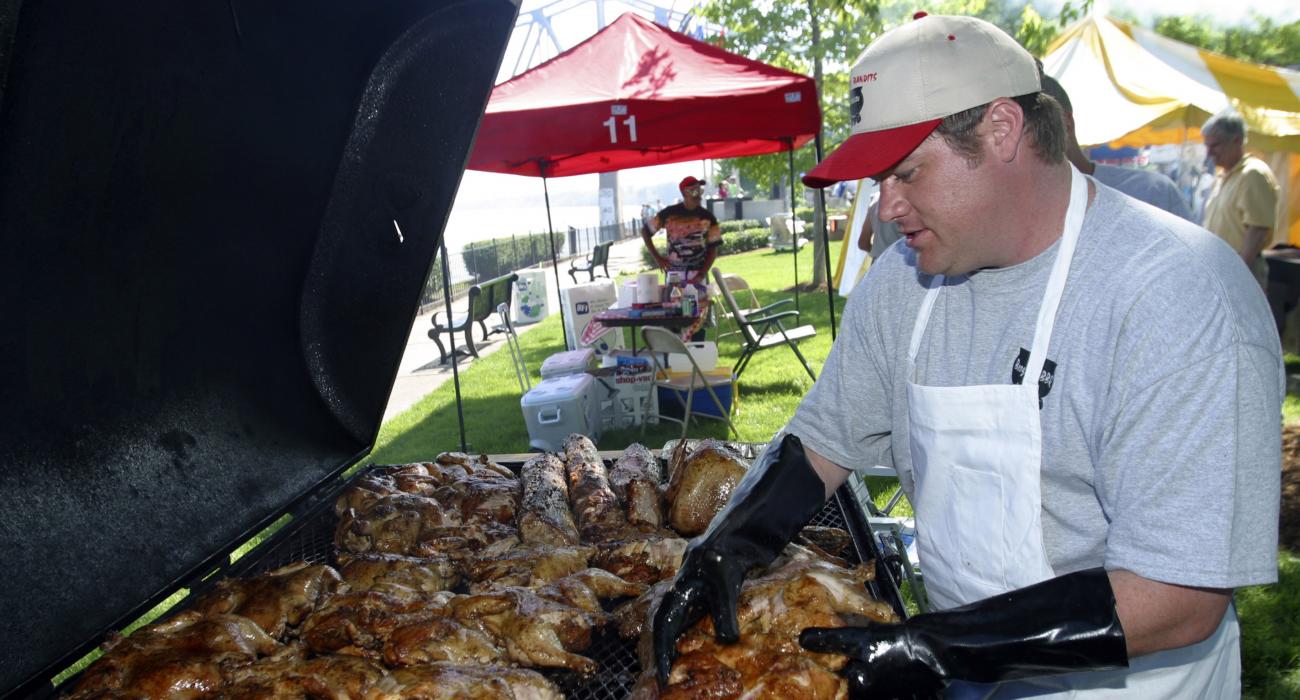 在肯塔基州歐文斯伯勒的國際烤肉節 (International Bar-B-Q Festival) 中準備烤肉 在肯塔基州歐文斯伯勒的國際烤肉節 (International Bar-B-Q Festival) 中準備烤肉