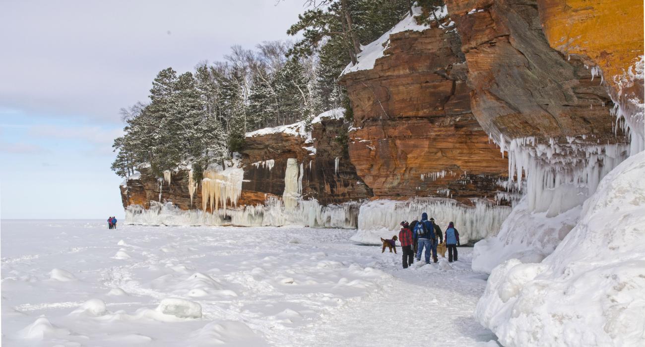 使徒群島國家湖濱公園冬季的冰穴仙境