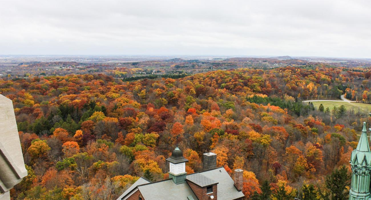 聖山聖母瑪利亞天主教堂周遭的秋色