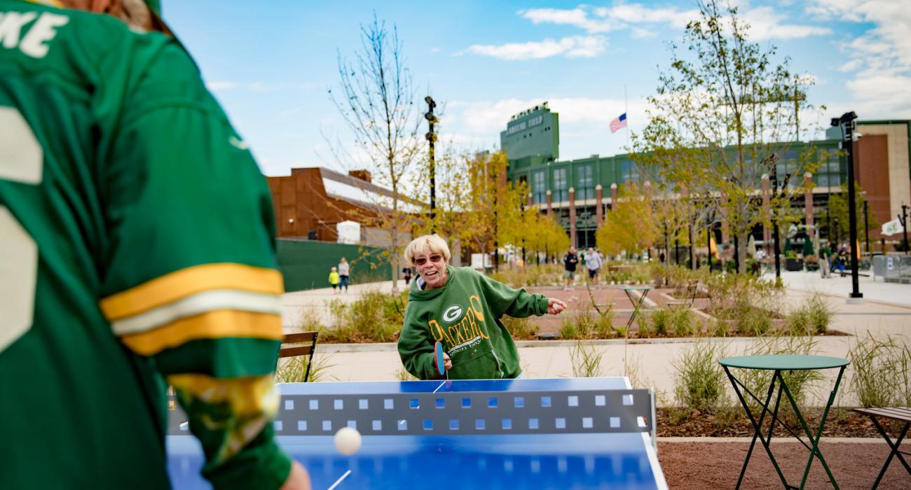 朗博球場外的賽前節慶活動，該球場即綠灣包裝工隊 (國家美式足球聯盟球隊) 的主場