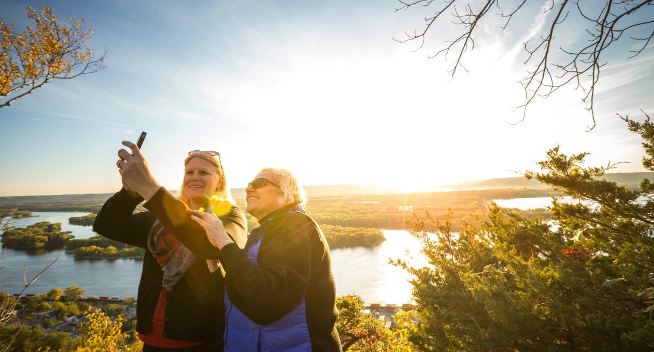 在阿莫拉的布維納維斯塔公園對著密西西比河自拍