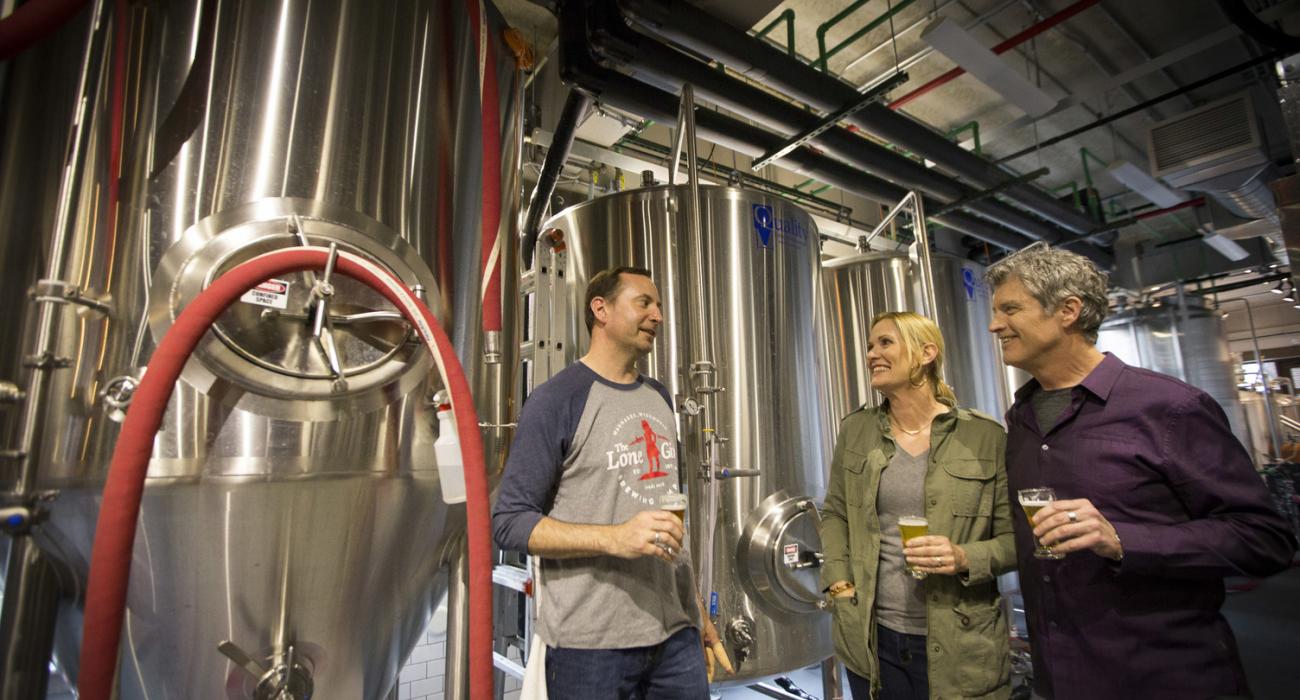 在酒廠導覽中品嚐啤酒