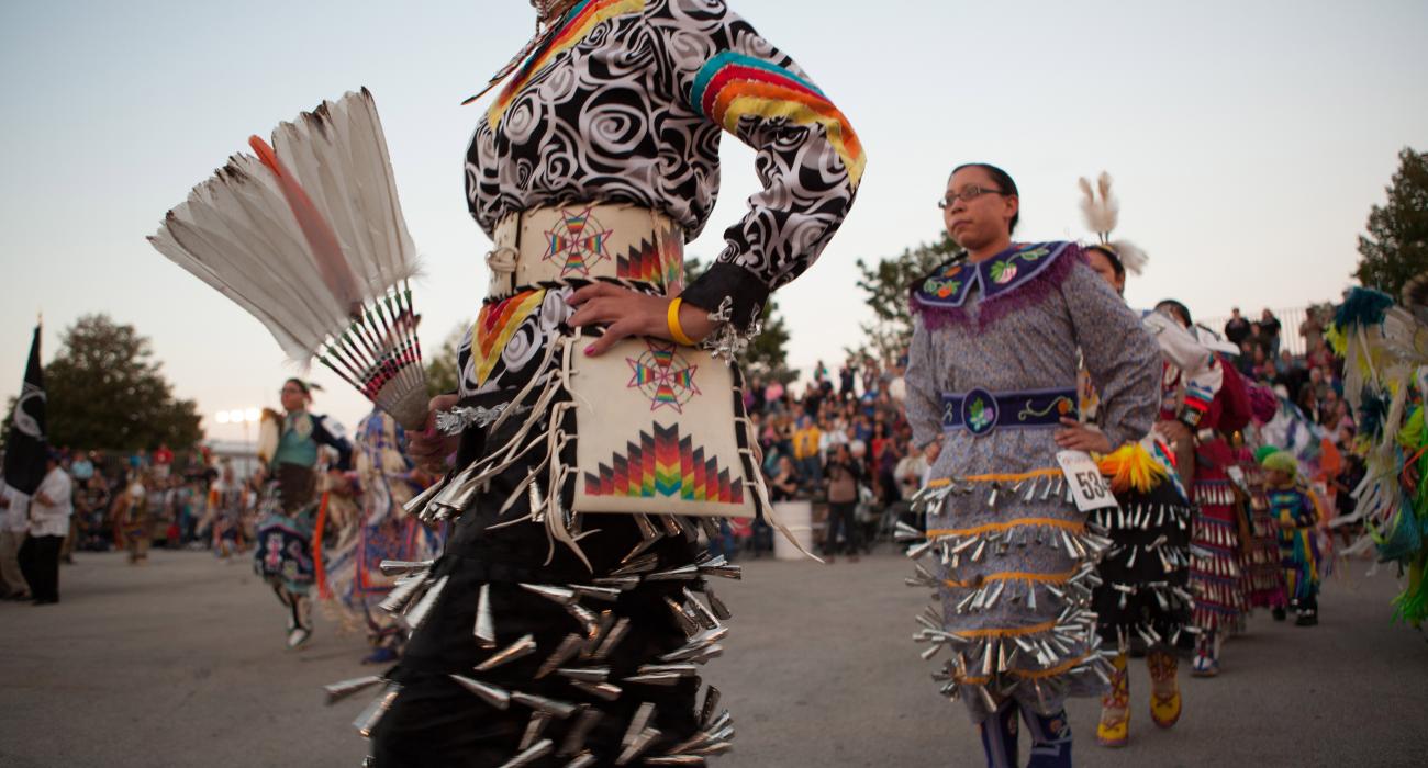 穿著傳統服飾表演部落舞蹈