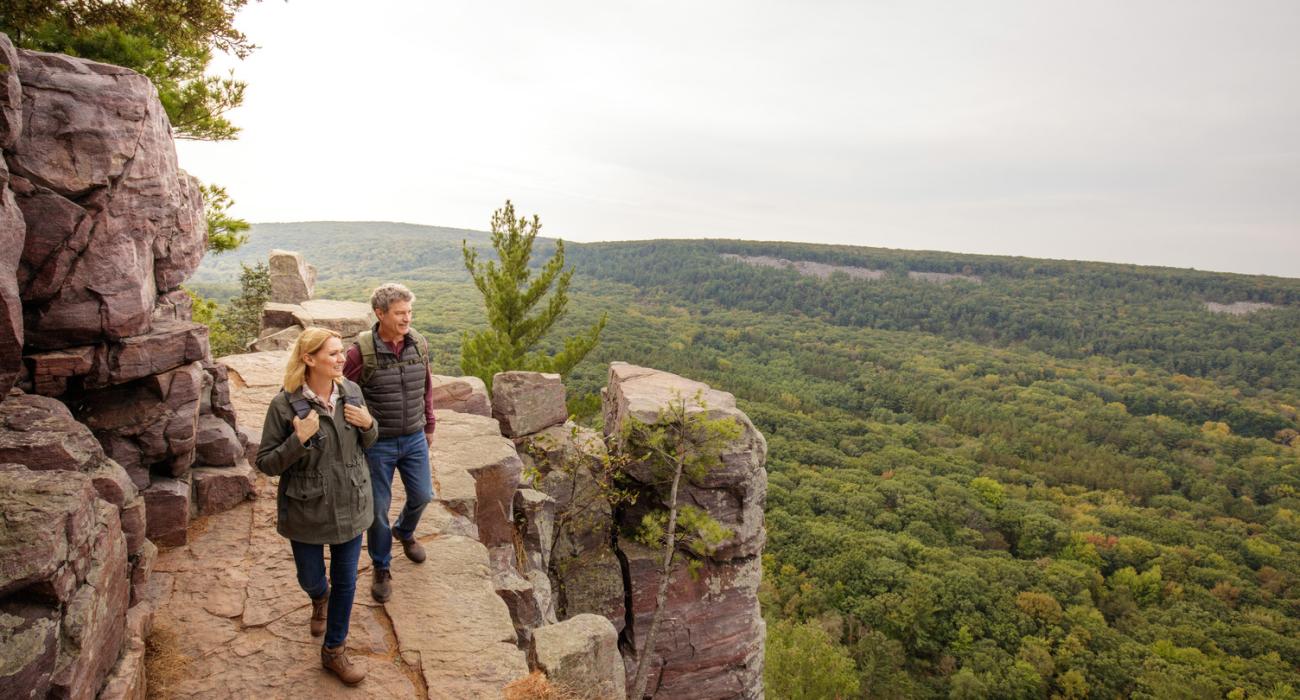 徒步行經魔鬼湖州立公園的崎嶇步道