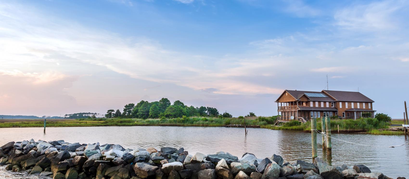 綺沙比克灣風景宜人的水邊景色