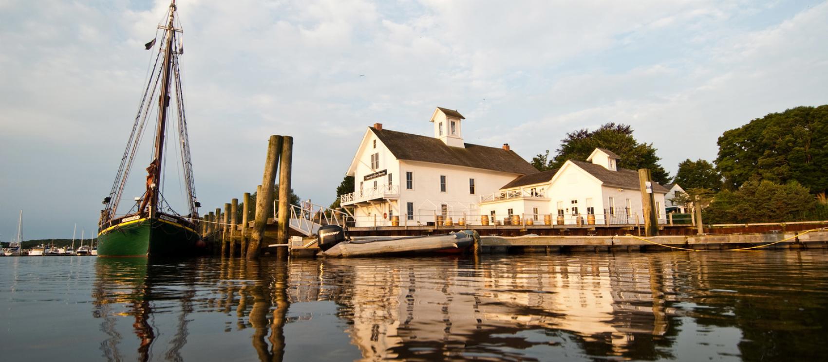 停靠在埃塞克斯康乃狄克河畔的船隻