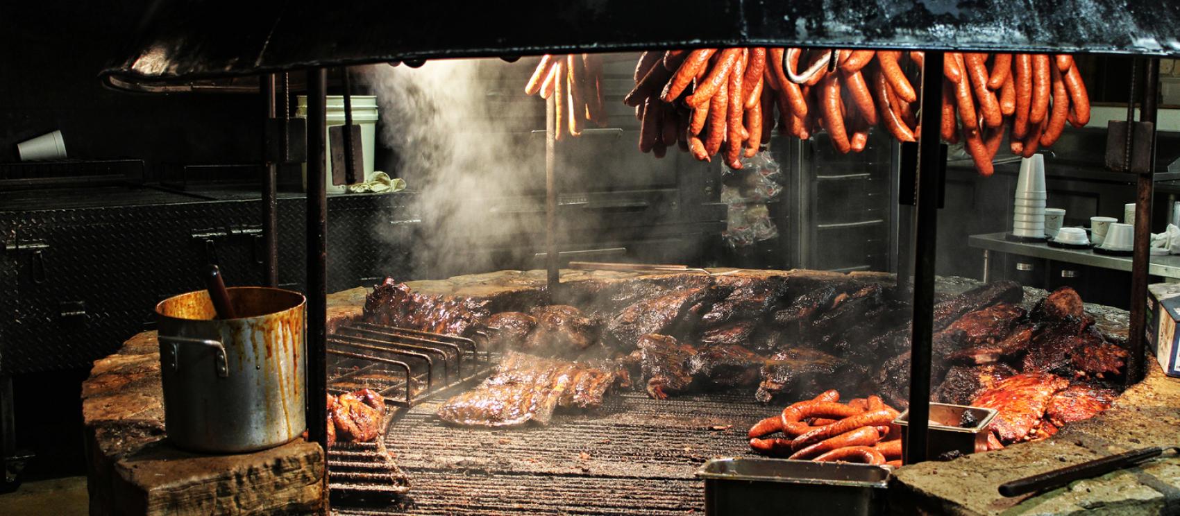 奧斯汀鹽烤燒烤店製作德克薩斯州風味烤肉的燒烤爐