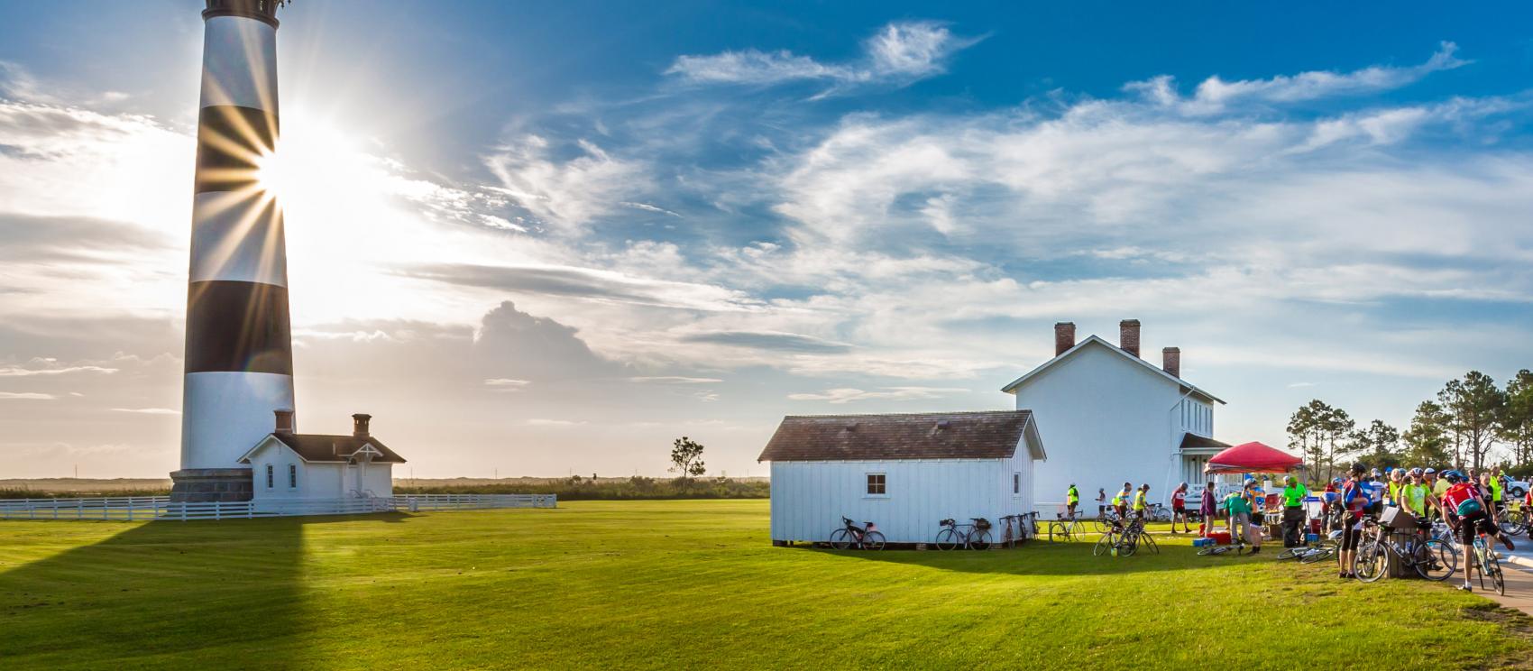 太陽在納格斯黑德的古老伯帝島燈塔後方升起