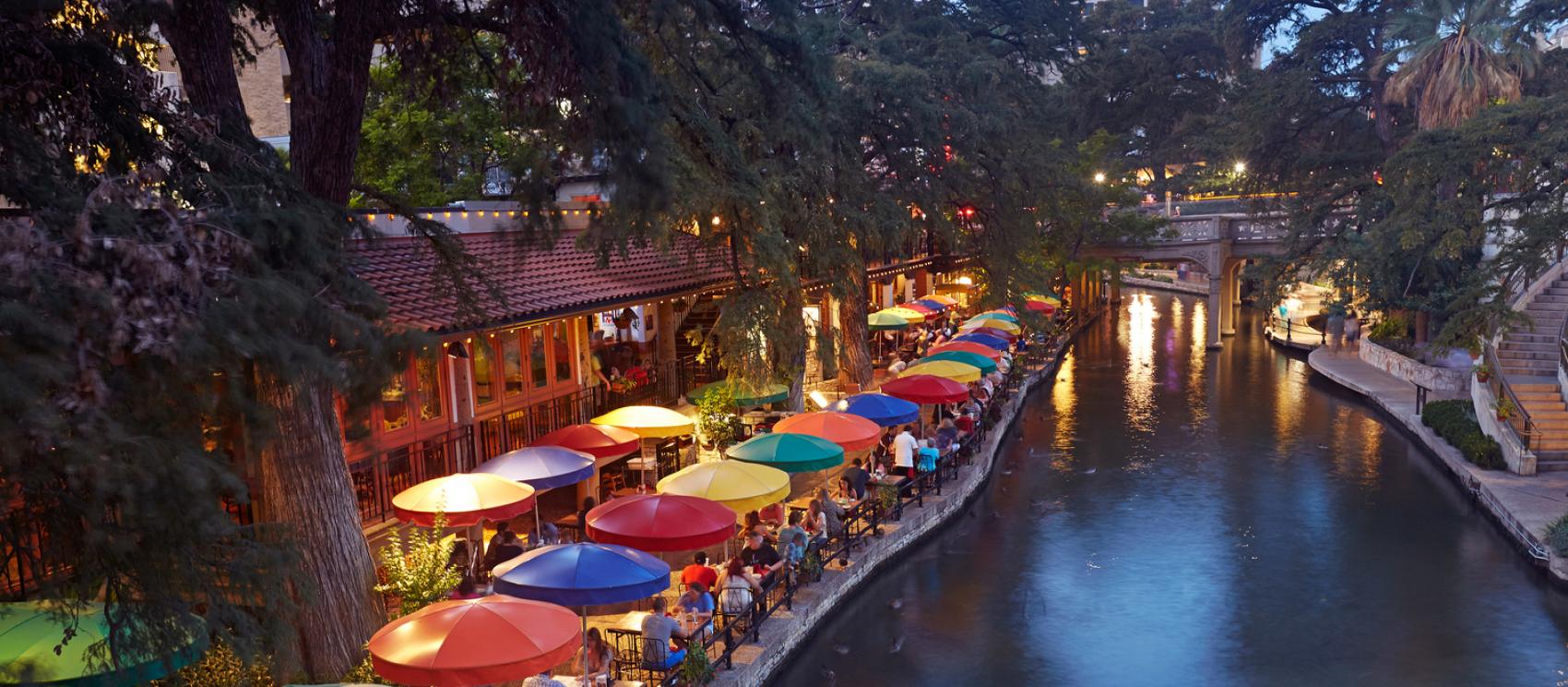 聖安東尼奧河濱步道的繽紛景象