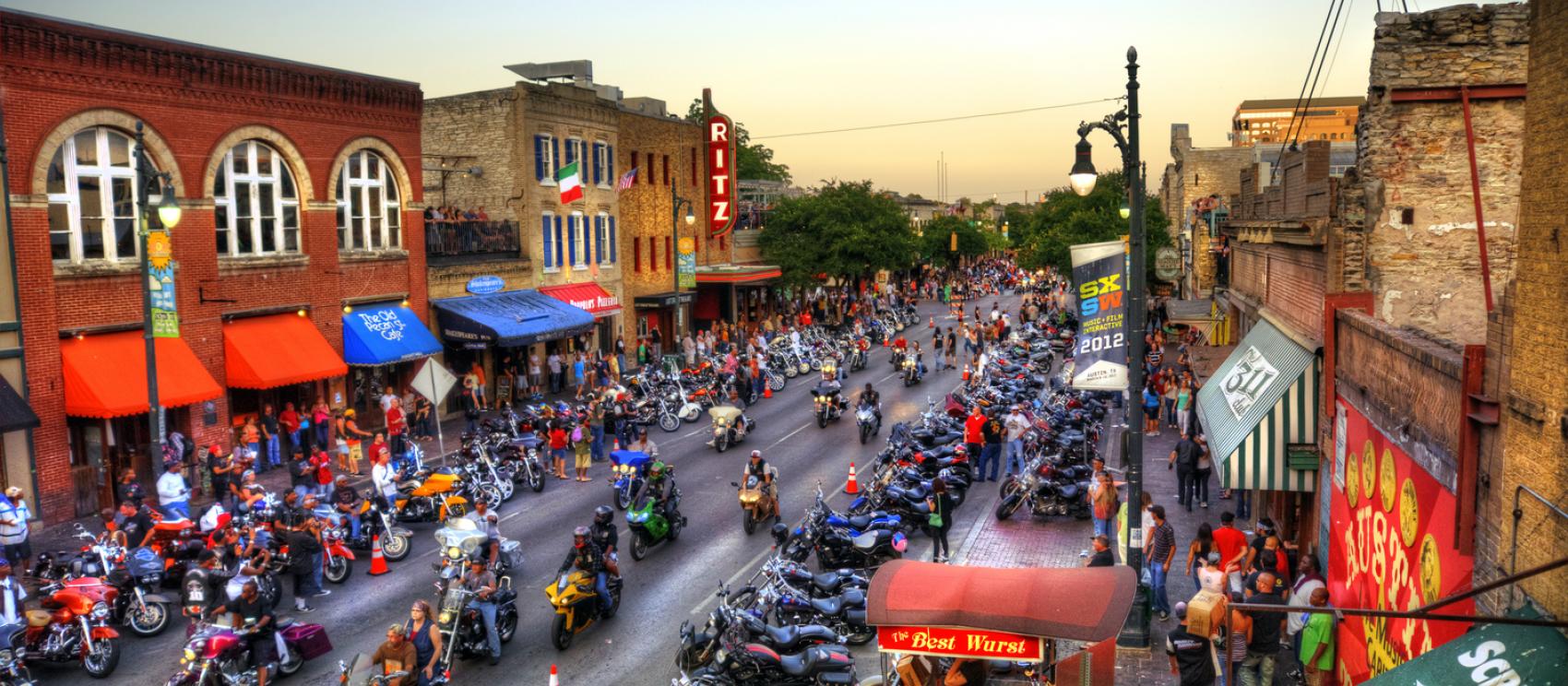 德克薩斯州共和國摩托車集會期間的奧斯汀市中心