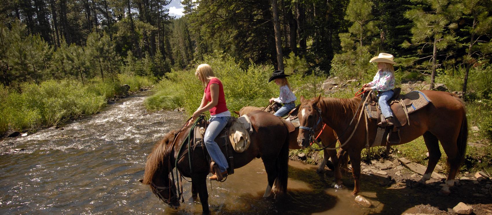 返回步道前停下來喝口水