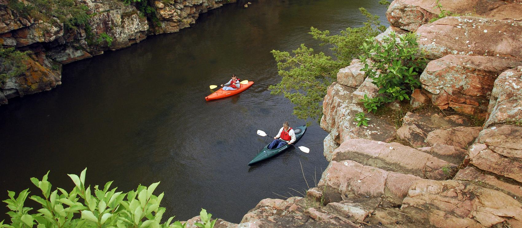 划輕艇穿過狹窄水道