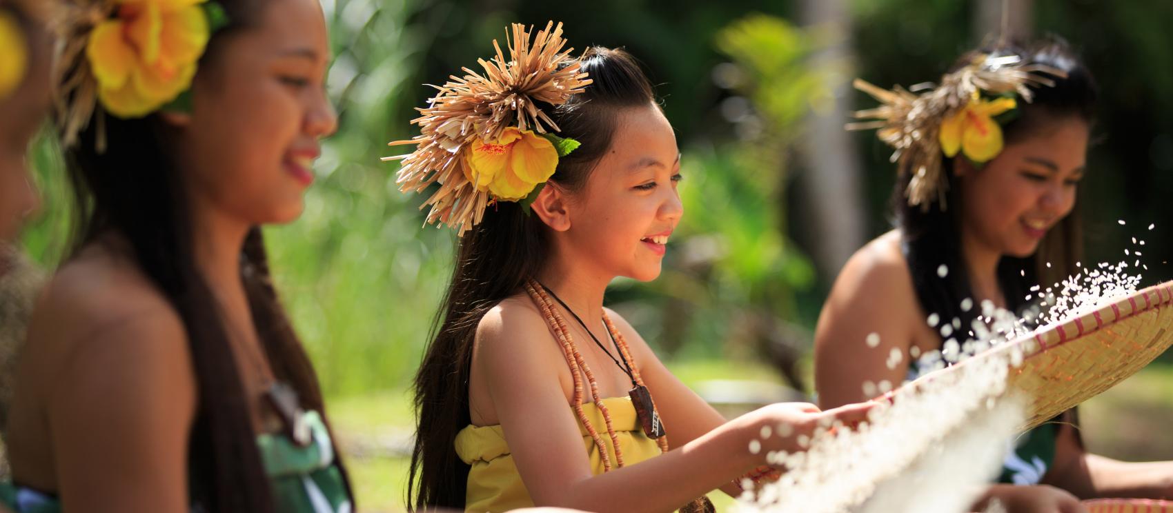 正在篩米的年輕查莫洛女孩 正在篩米的年輕查莫洛女孩