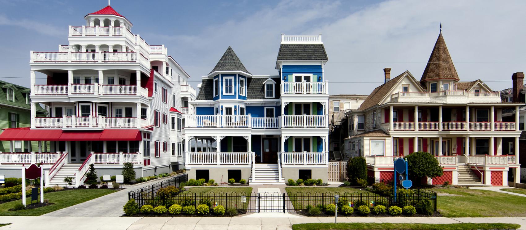 五月岬色彩繽紛的維多利亞時代房屋