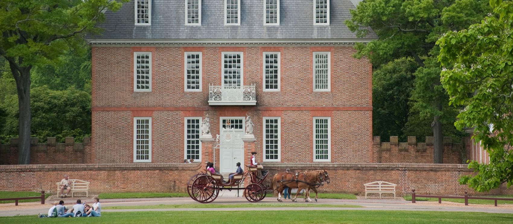 威廉斯堡州長宅邸外的觀光馬車