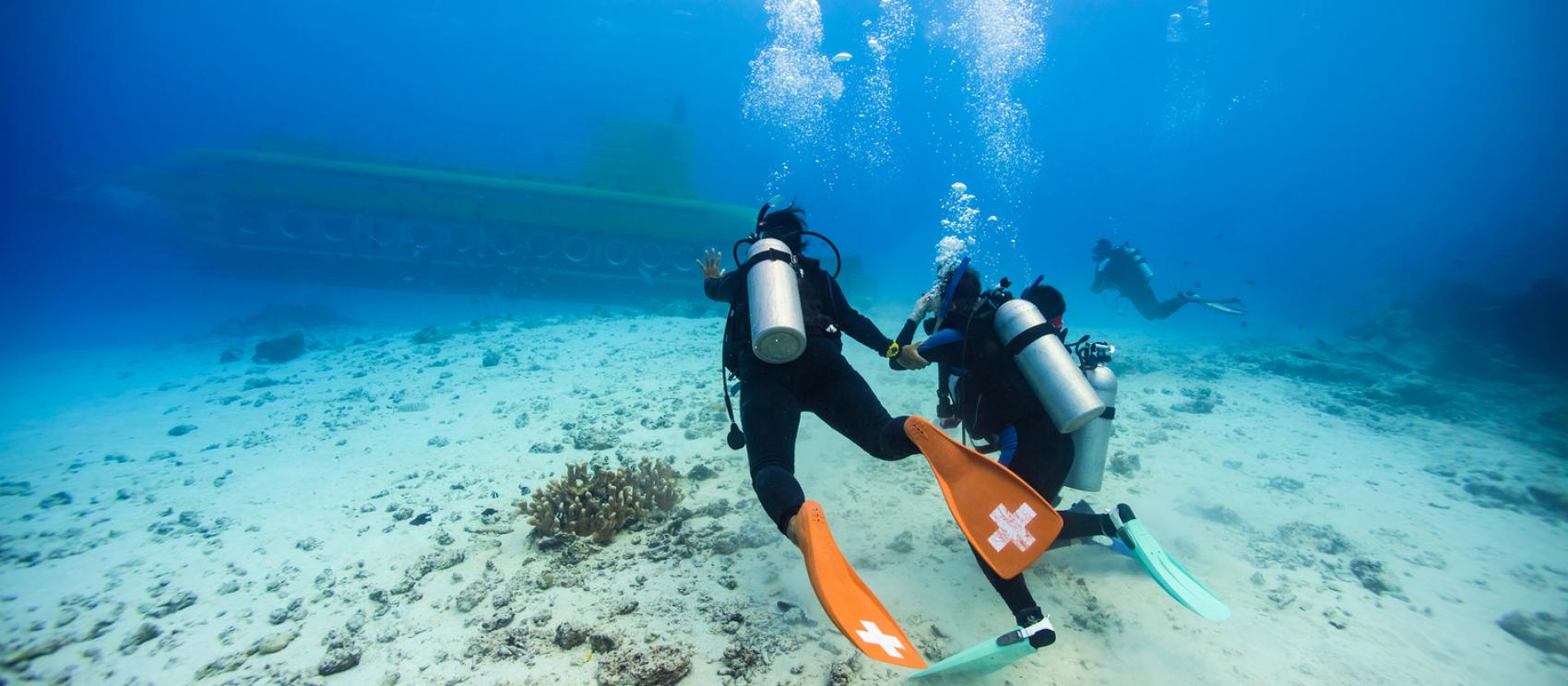 在菲律賓海探索水底沈船殘骸 在菲律賓海探索水底沈船殘骸