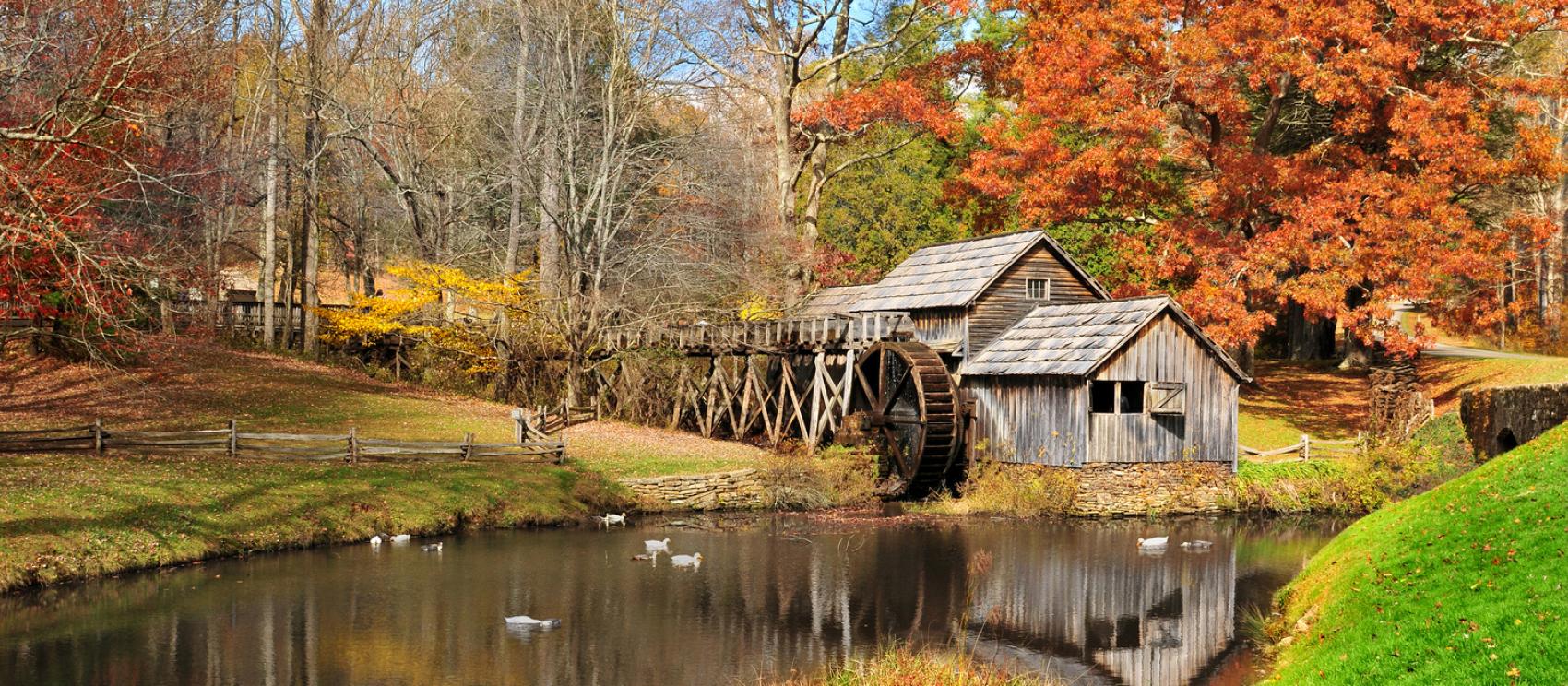 藍嶺公路鄉間的秋天景色