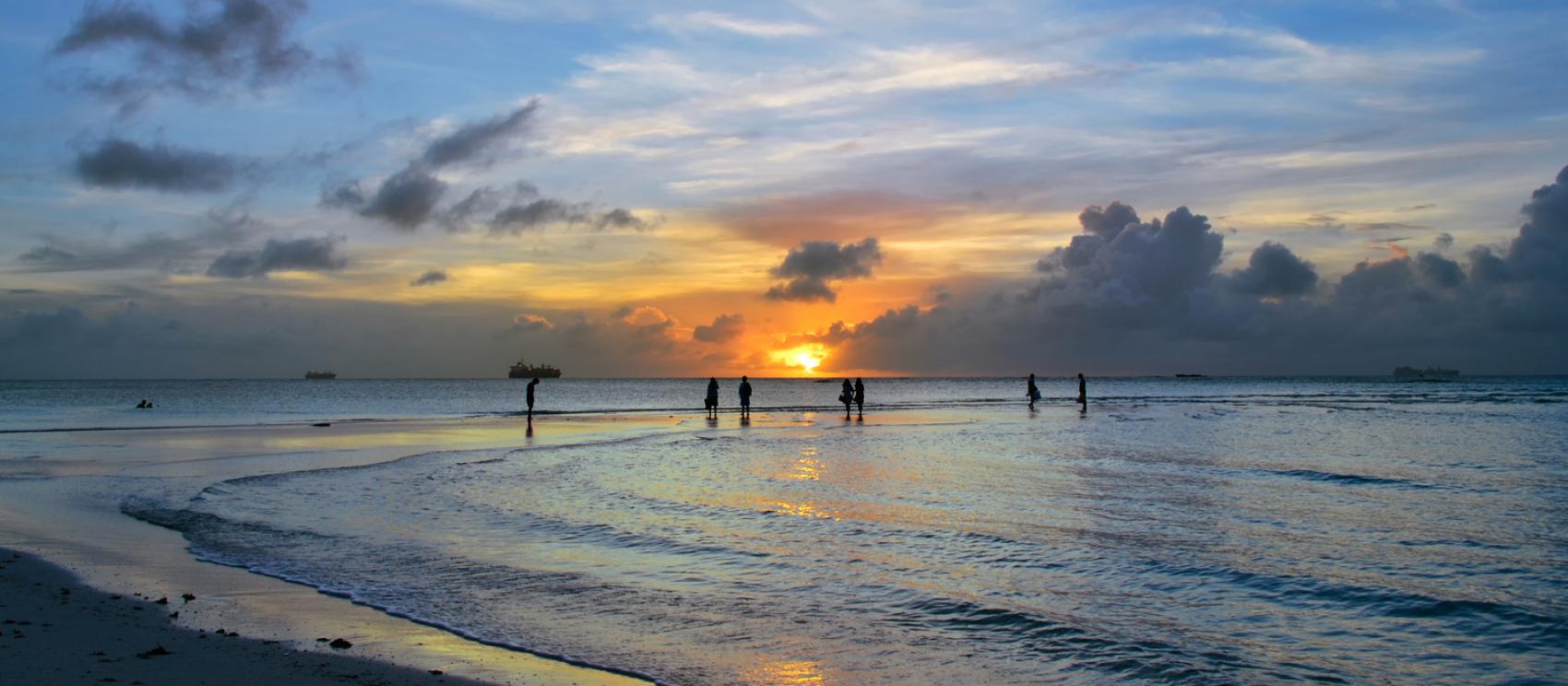 在海邊觀看緩緩落下的夕陽 在海邊觀看緩緩落下的夕陽
