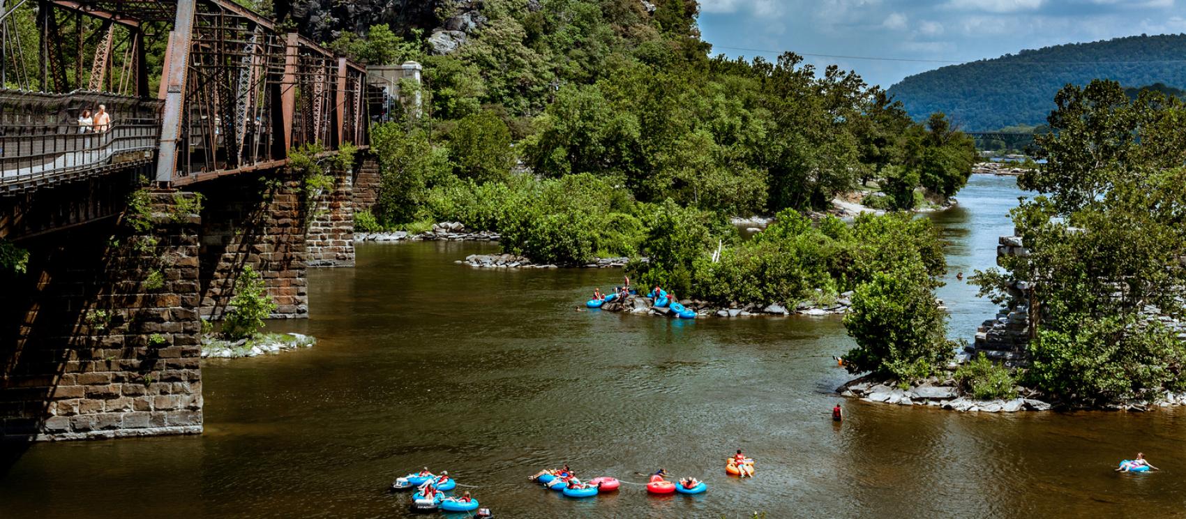 泛舟經過雪蘭多河大橋