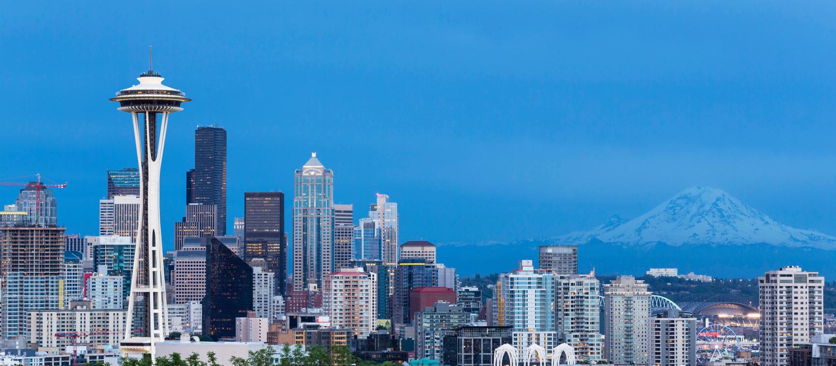 太空針塔、雷尼爾山與其他建築共同構成的西雅圖天際線
