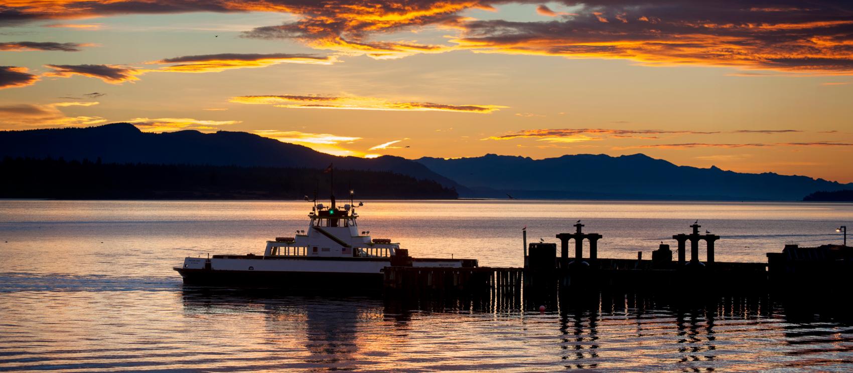 普吉特海灣聖胡安群島的渡輪，背景為貝克山