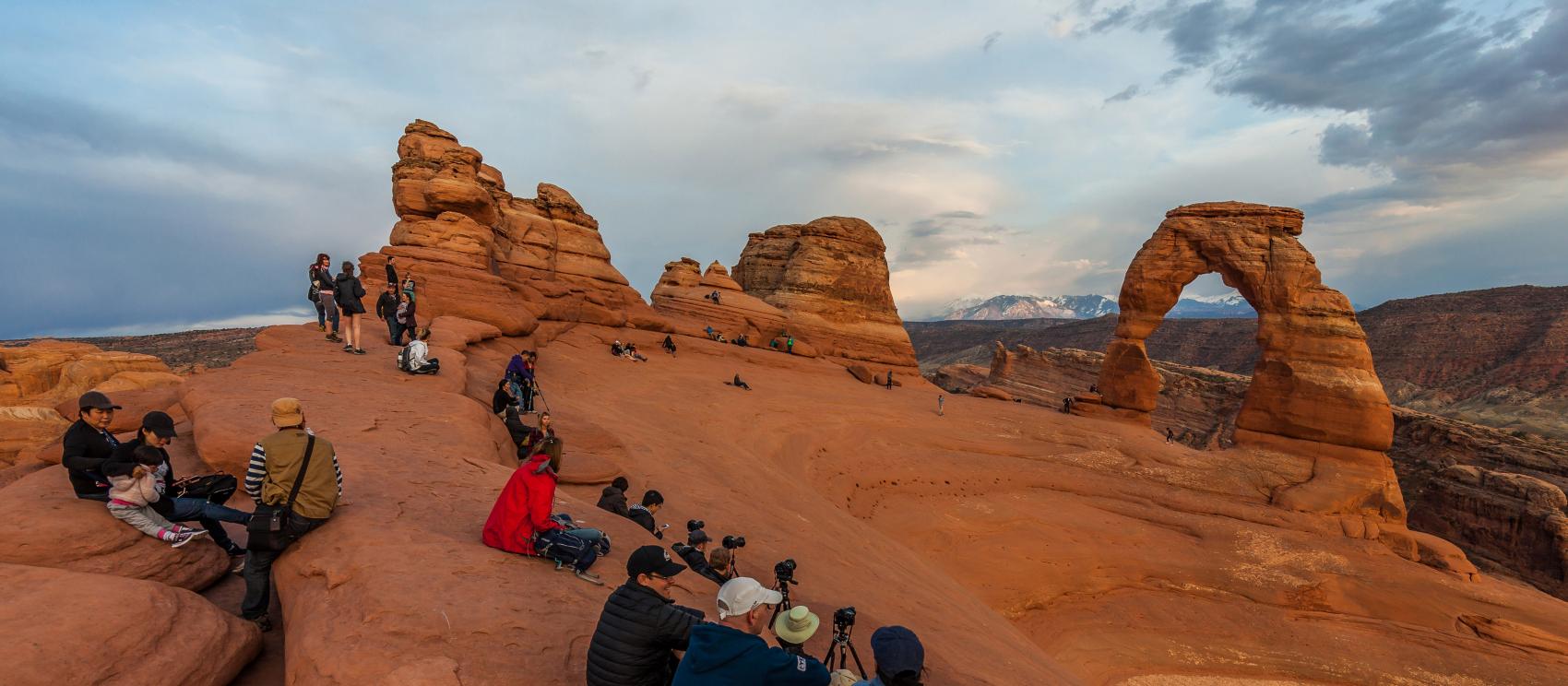 日落時分造訪拱門國家公園鬼斧神工的拱形岩