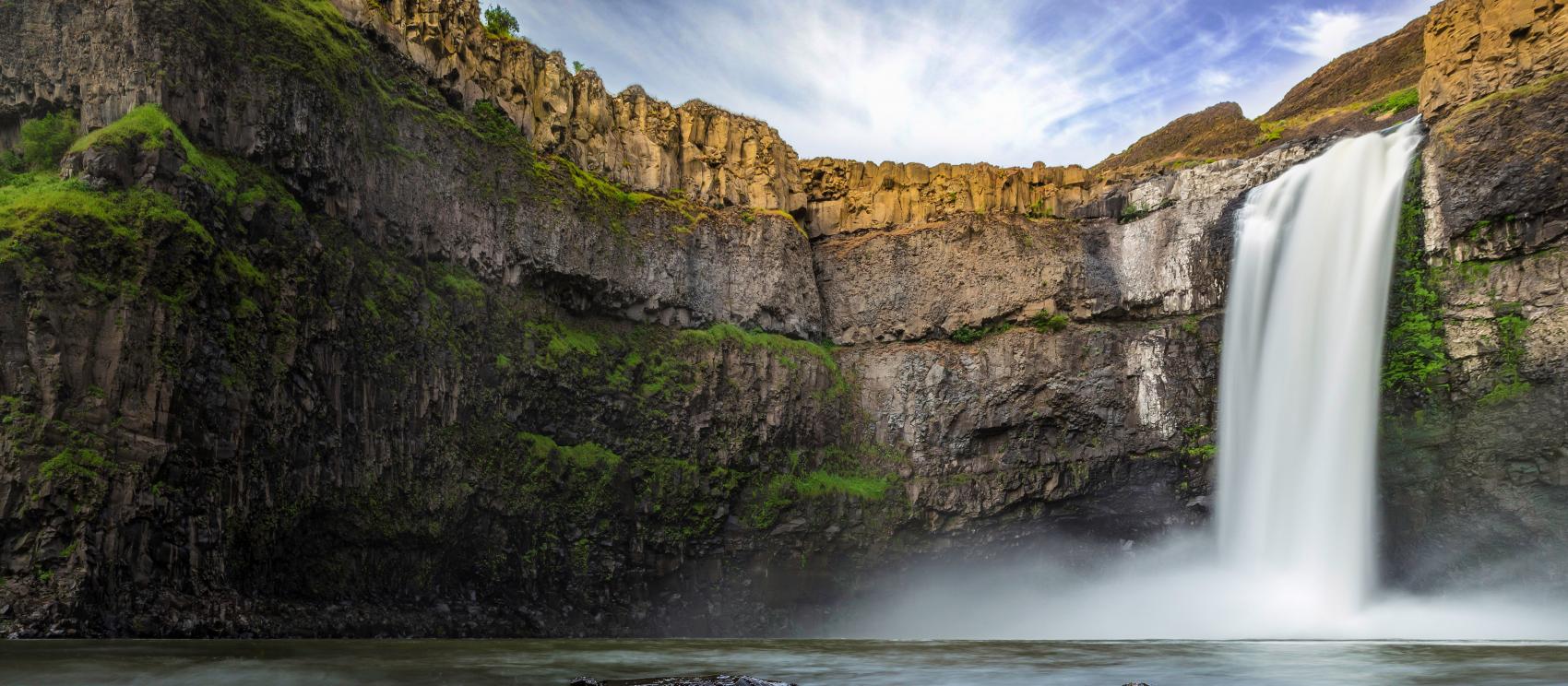 帕盧斯瀑布州立公園迷人的峽谷和瀑布景色