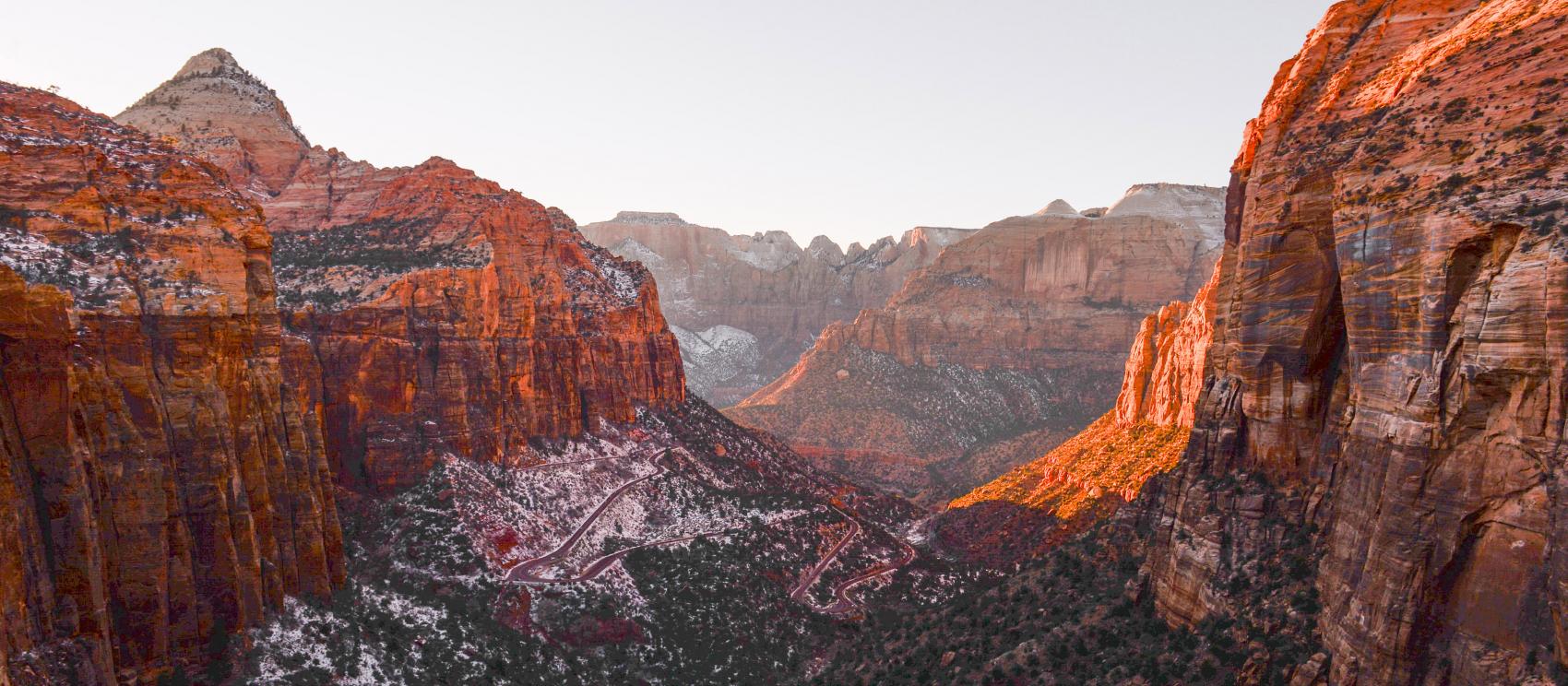 錫安國家公園陡峭峽谷的震懾美景