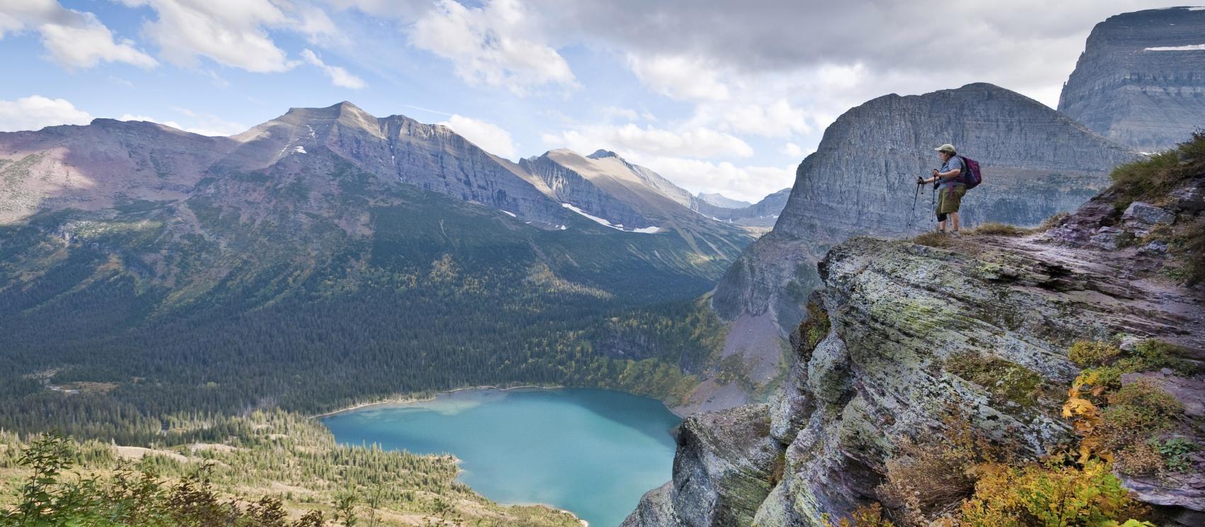 健行者俯瞰下關奈爾湖