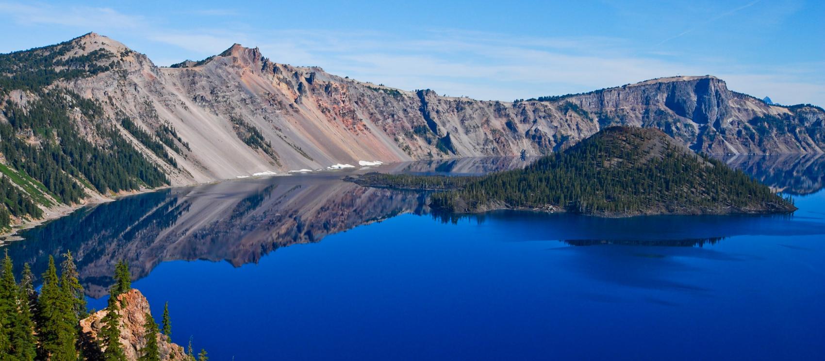 火山口湖的倒影