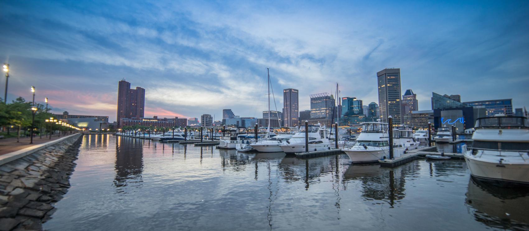 巴爾的摩內港夜間停泊的船隻