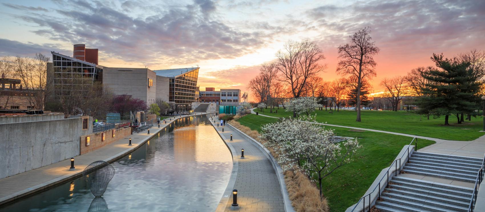 日落時分，通往印第安納波利斯印第安那州立博物館的小路