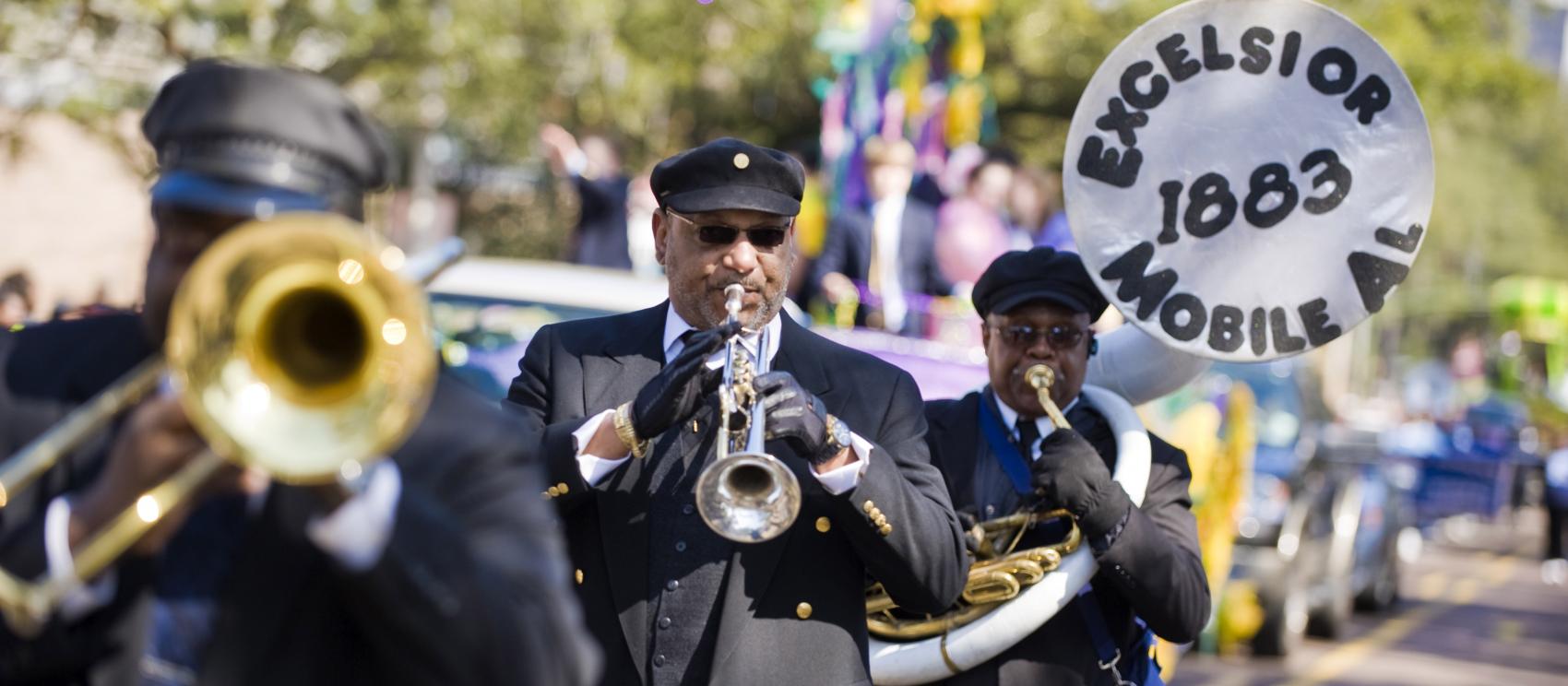 莫比爾蕭席爾樂隊在紐澳良狂歡節上遊行