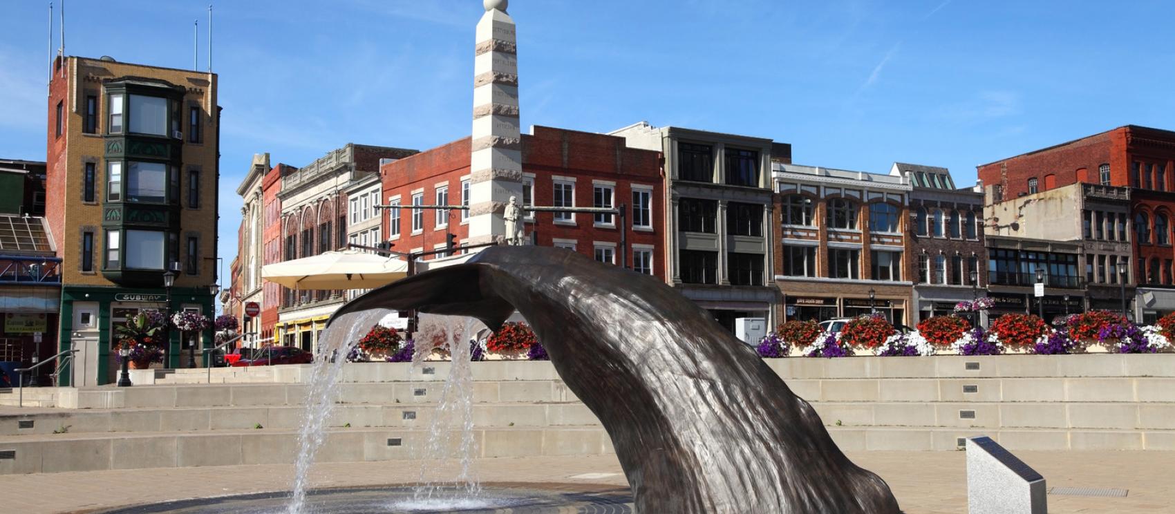新倫敦市中心的鯨魚尾雕像噴泉