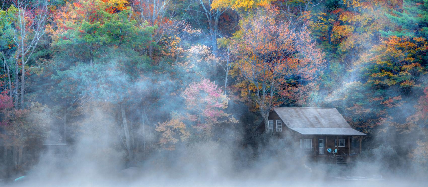 在秋天起霧的早晨時分，利奇菲爾德山的水上小屋