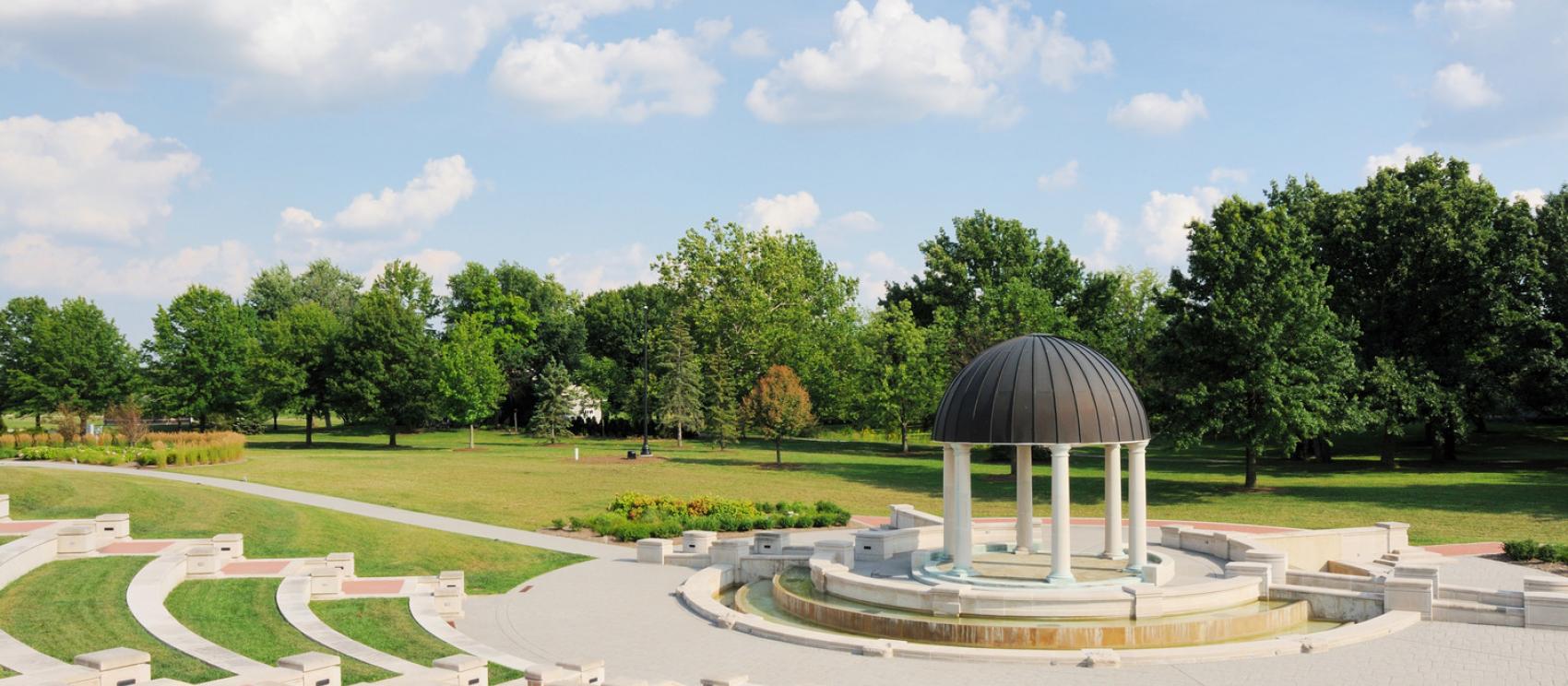 在卡梅爾的考克所花園戶外音樂亭，度過陽光煦煦的寧靜時光