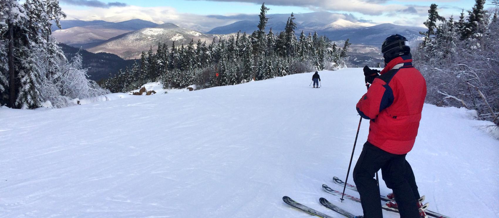 滑雪者正準備在白山上的粉雪道上大展身手