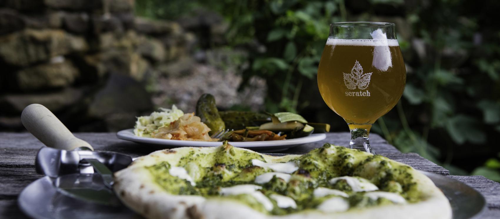 手工披薩和 Scratch Brewing Company 釀酒廠的精釀啤酒