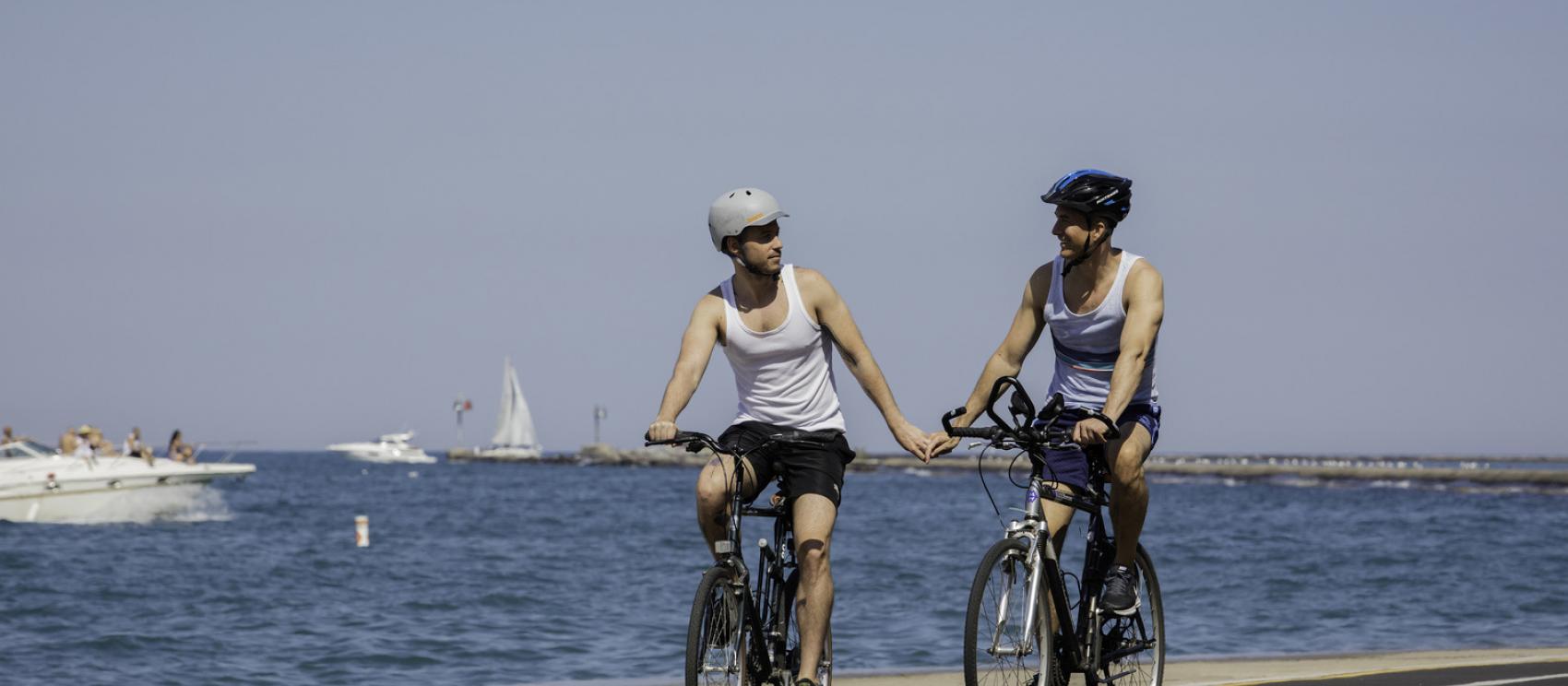 沿著密西根湖湖岸騎自行車