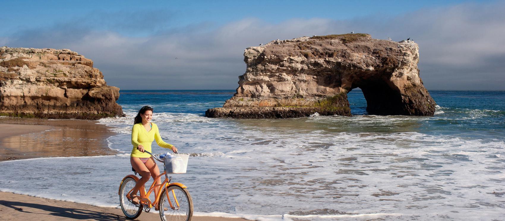 在聖克魯斯的天然石橋州立海灘騎腳踏車