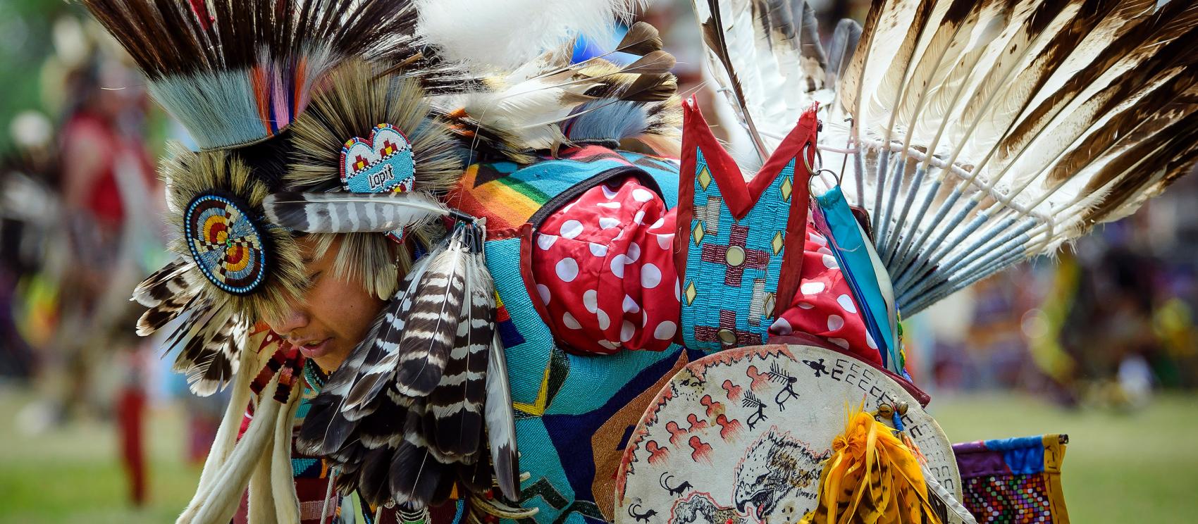 年度 SWO 印地安祈禱儀式的參賽舞者，這也是本州歷史最悠久的祈禱儀式