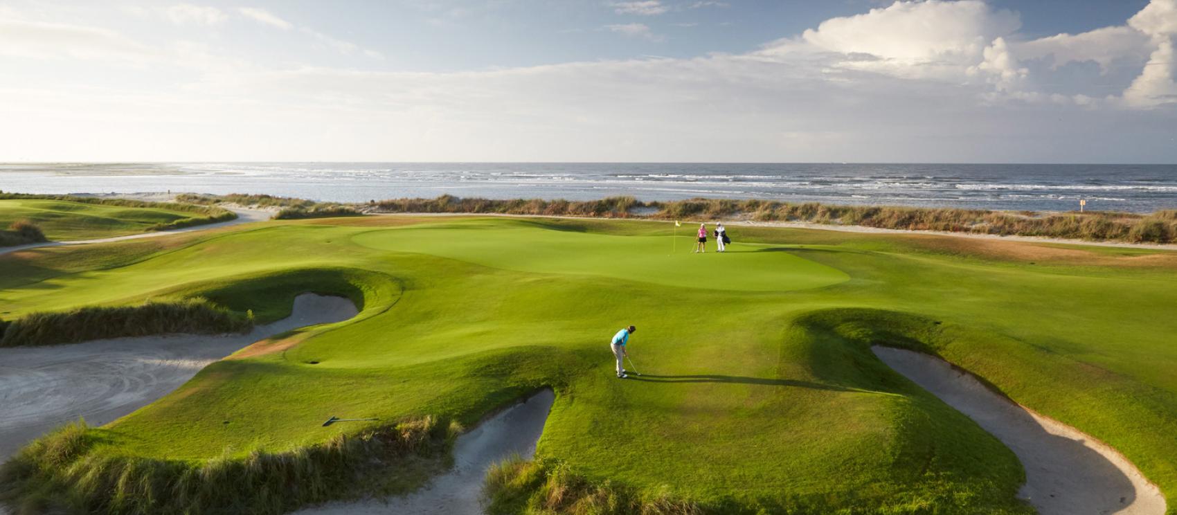 基窪島高爾夫度假村海洋球場的海濱綠地 基窪島高爾夫度假村海洋球場的海濱綠地