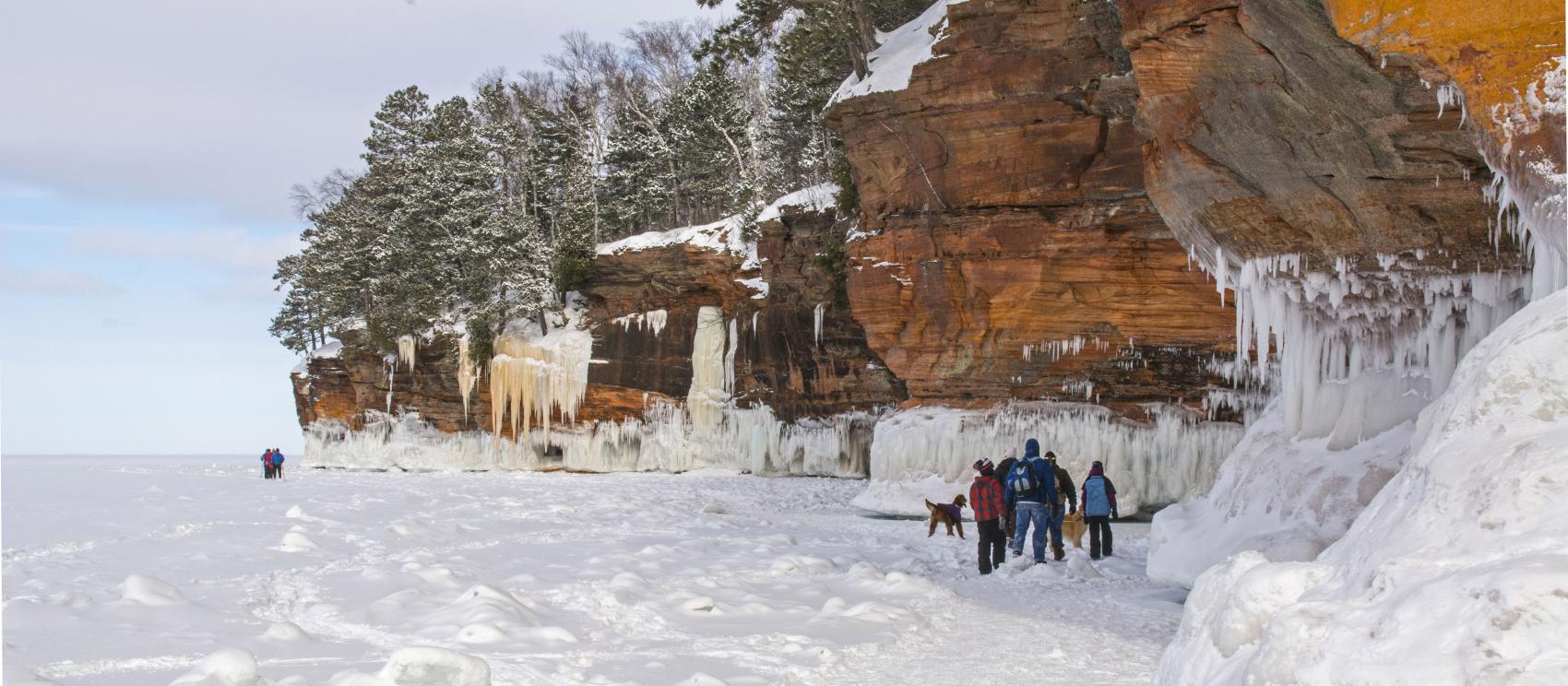 使徒群島國家湖濱公園冬季的冰穴仙境