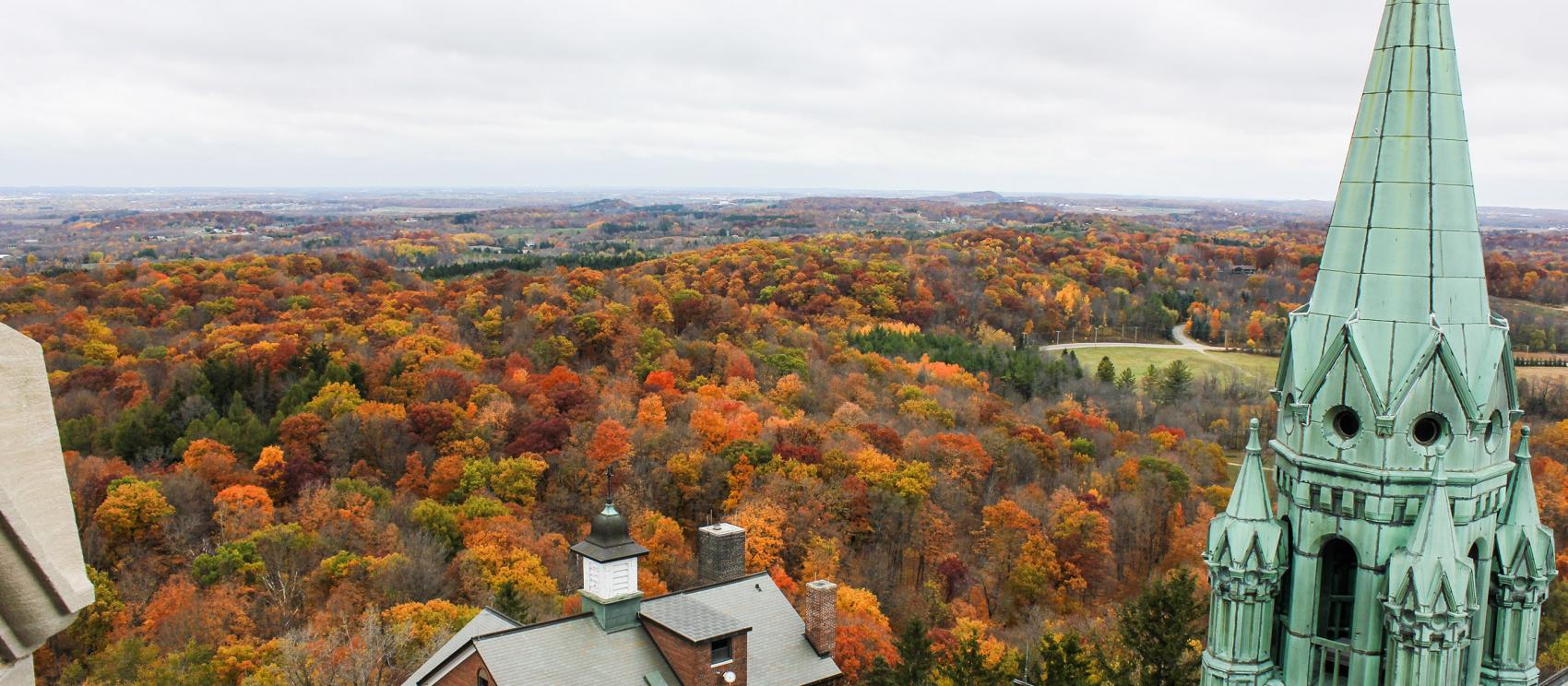 聖山聖母瑪利亞天主教堂周遭的秋色