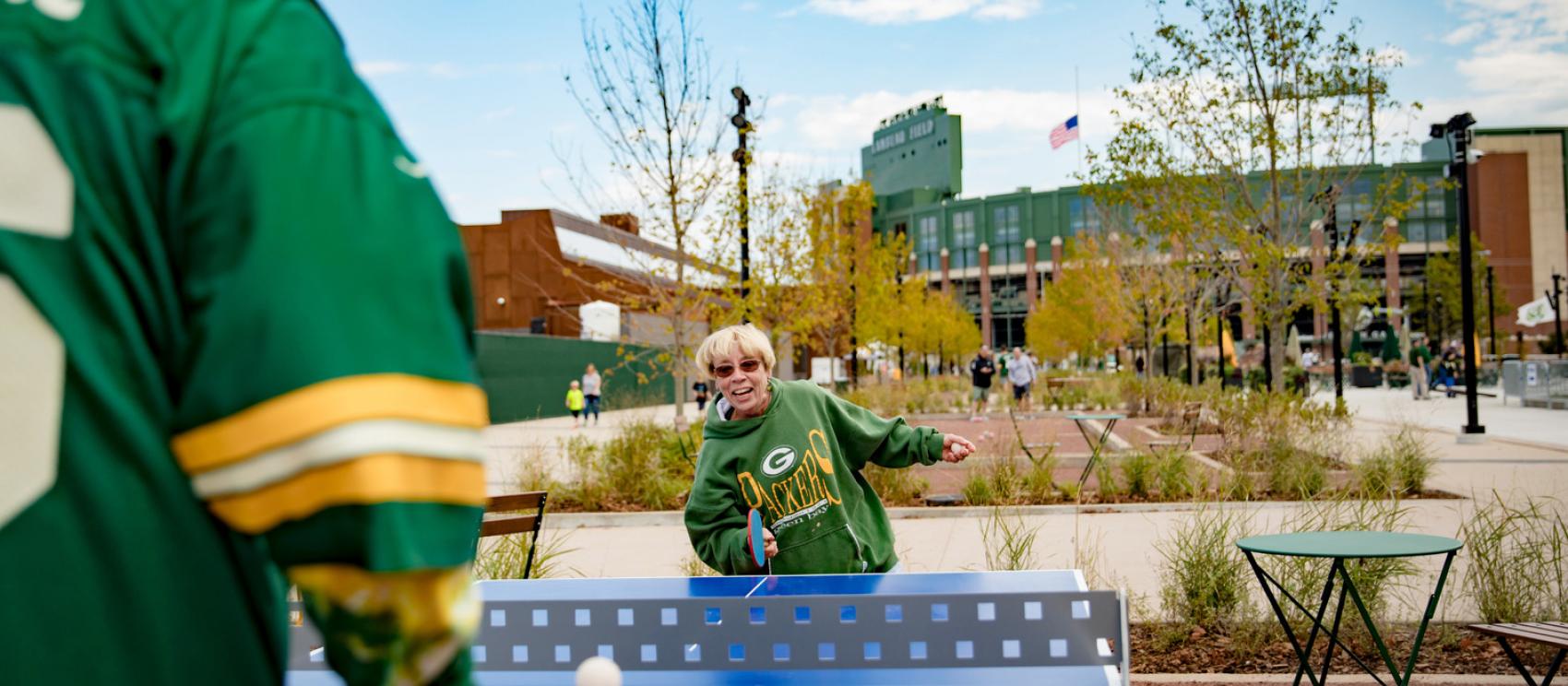 朗博球場外的賽前節慶活動，該球場即綠灣包裝工隊 (國家美式足球聯盟球隊) 的主場