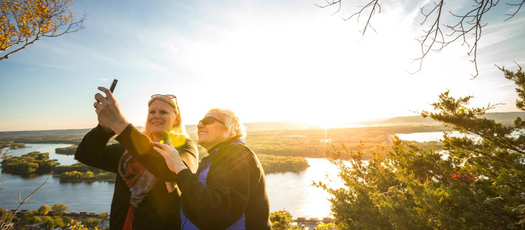 在阿莫拉的布維納維斯塔公園對著密西西比河自拍